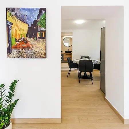 & 'the Roots Near Pula, Istria, Croatia Daire *